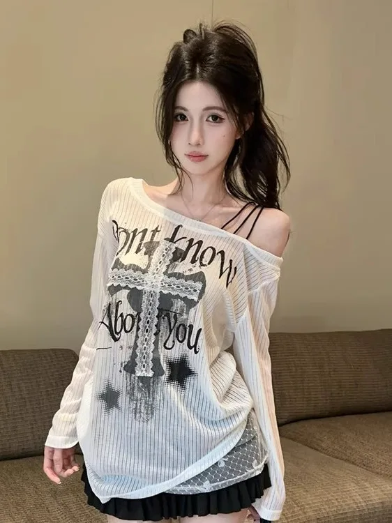 

Стильный топ с уникальным принтом и открытыми плечами, тонкий, с длинными рукавами, свободного кроя, белый, с диагональным дизайном плеча, для девушек, любящих сладкий и дерзкий образ.