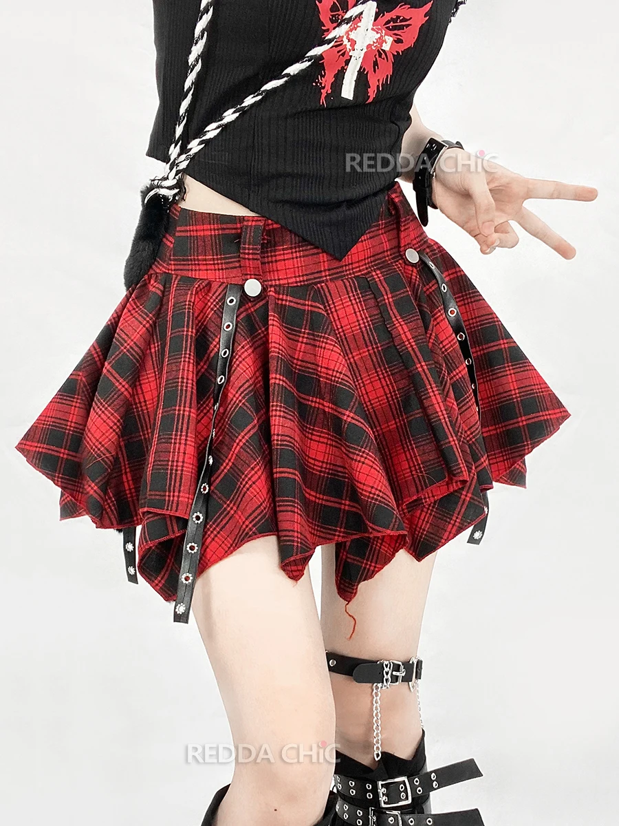 Reddachic Plaid rot Retro Beinlinge Minirock Set Frauen Leder Gürtel Stiefel Abdeckung unregelmäßigen Rüschen Kuchen Rock y2k Gothic Kleidung