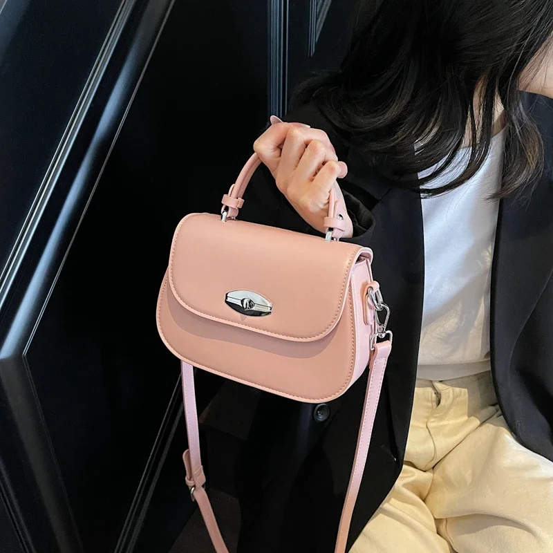 세련되고 트렌디한 디자인과 우아한 가죽을 갖춘 여성을 위한 세련되고 심플한 크로스바디 백