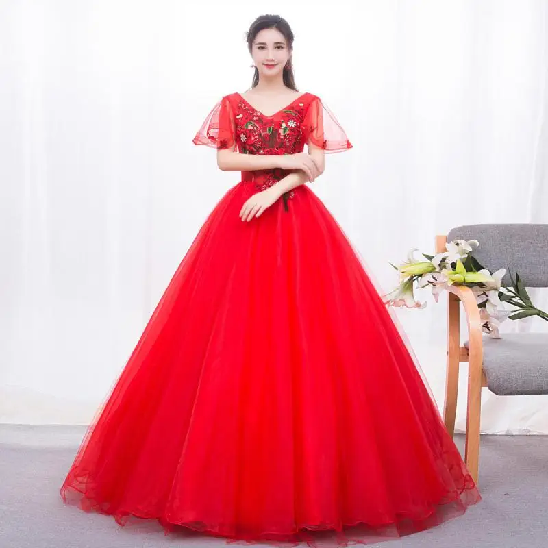 ชุดเด Quinceaneras สีแดงคลาสสิกคอวีหรูหรายาวถึงพื้นลายดอกไม้มีไซส์พิเศษผลิตตามสั่งชุดไปงานเต้นรำ