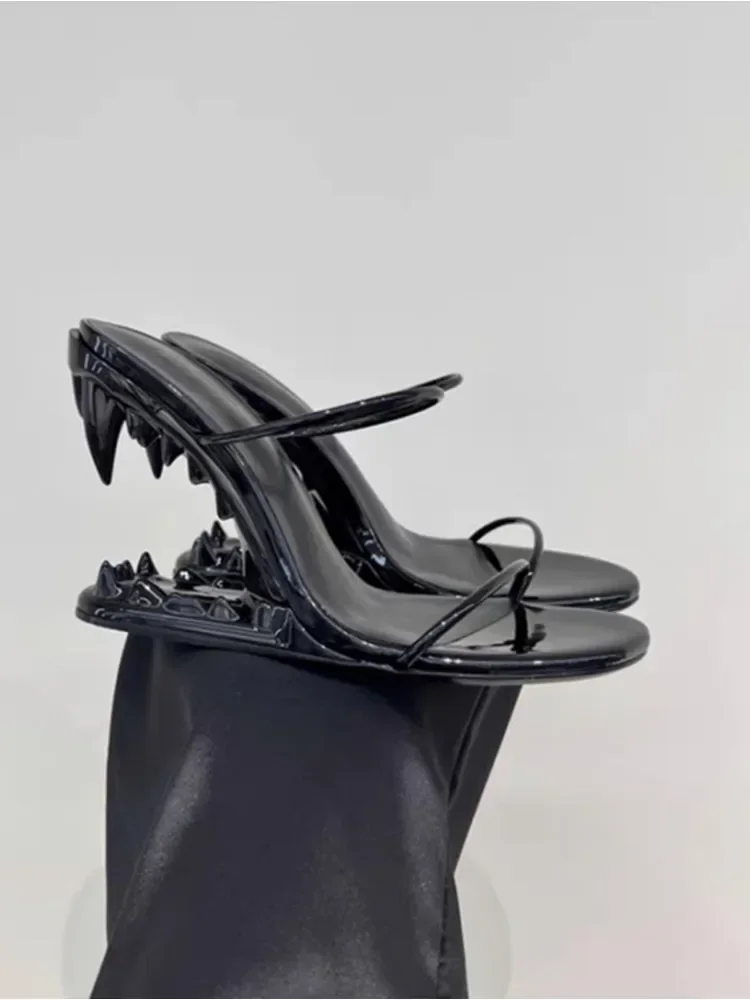 2026 Europese en Amerikaanse zomerse nieuwe metalen sandalen met tandjes, schoenen met hoge hakken, modeshows, damesjurken, sandalen maat 44