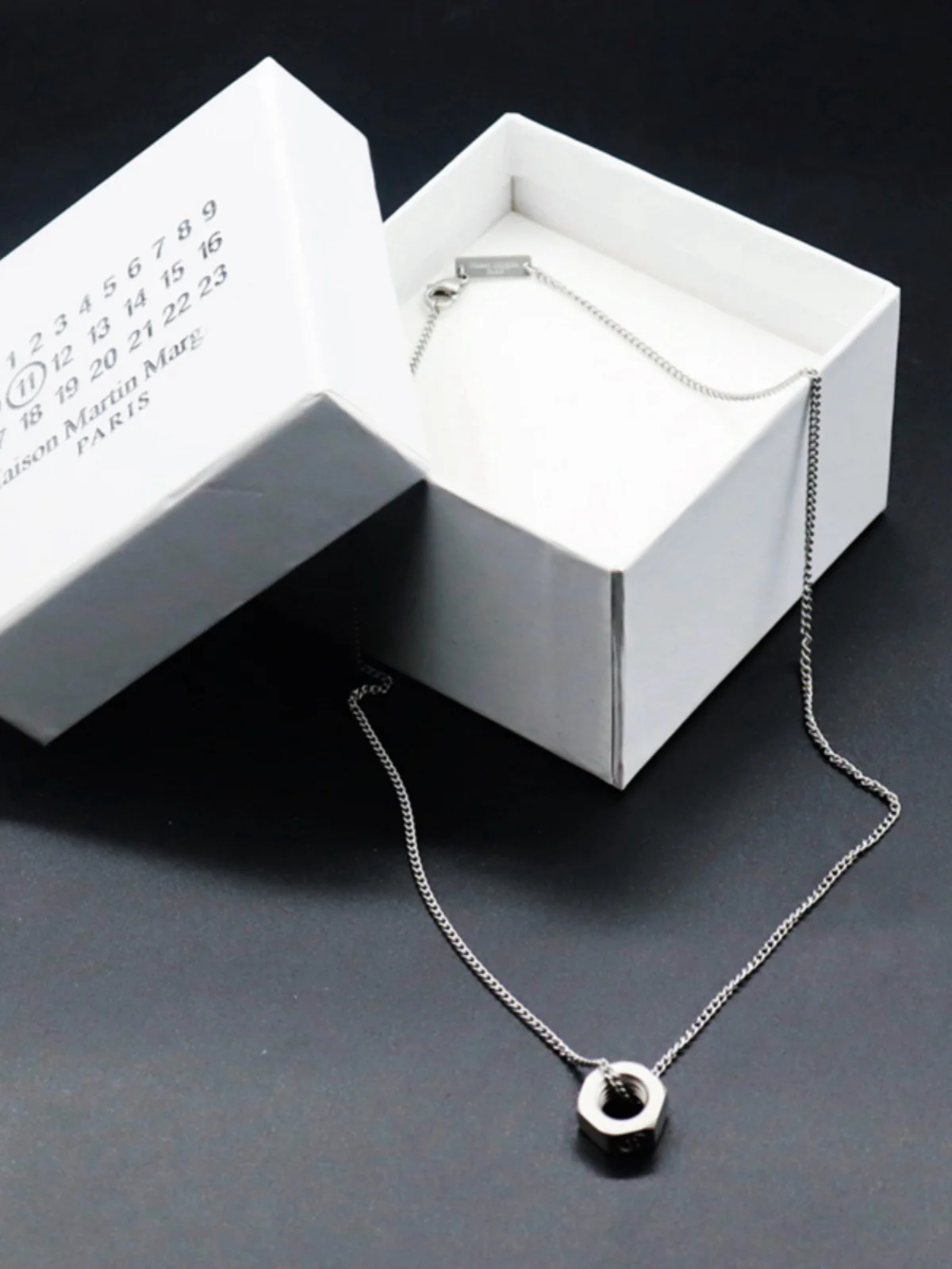 Cattle Goods Original  MM6 Sle Necklace Maggie Pendant Men and Women Couple M6 Nut Collar with Box