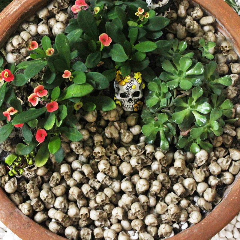 100pcs Halloween Decorative  Mini Skull Head Gothic  Miniature Ornaments Outdoor Home Unique Flower Pot Decorative Skull Statue