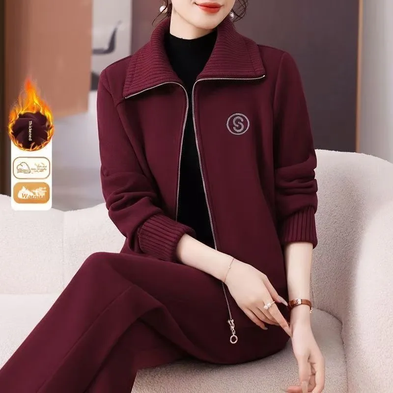 

Утепленная флисовая спортивная одежда на осень-зиму для женщин среднего и пожилого возраста: комплект из куртки с вельветовым воротником и длинных брюк