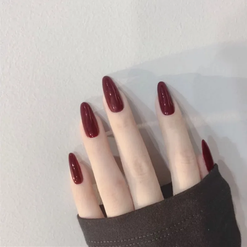 Uñas postizas decoradas con dijes, uñas postizas de cabeza redonda larga de 24 piezas, Burgundy Wear, uñas postizas medianas baratas a presión con pegamento