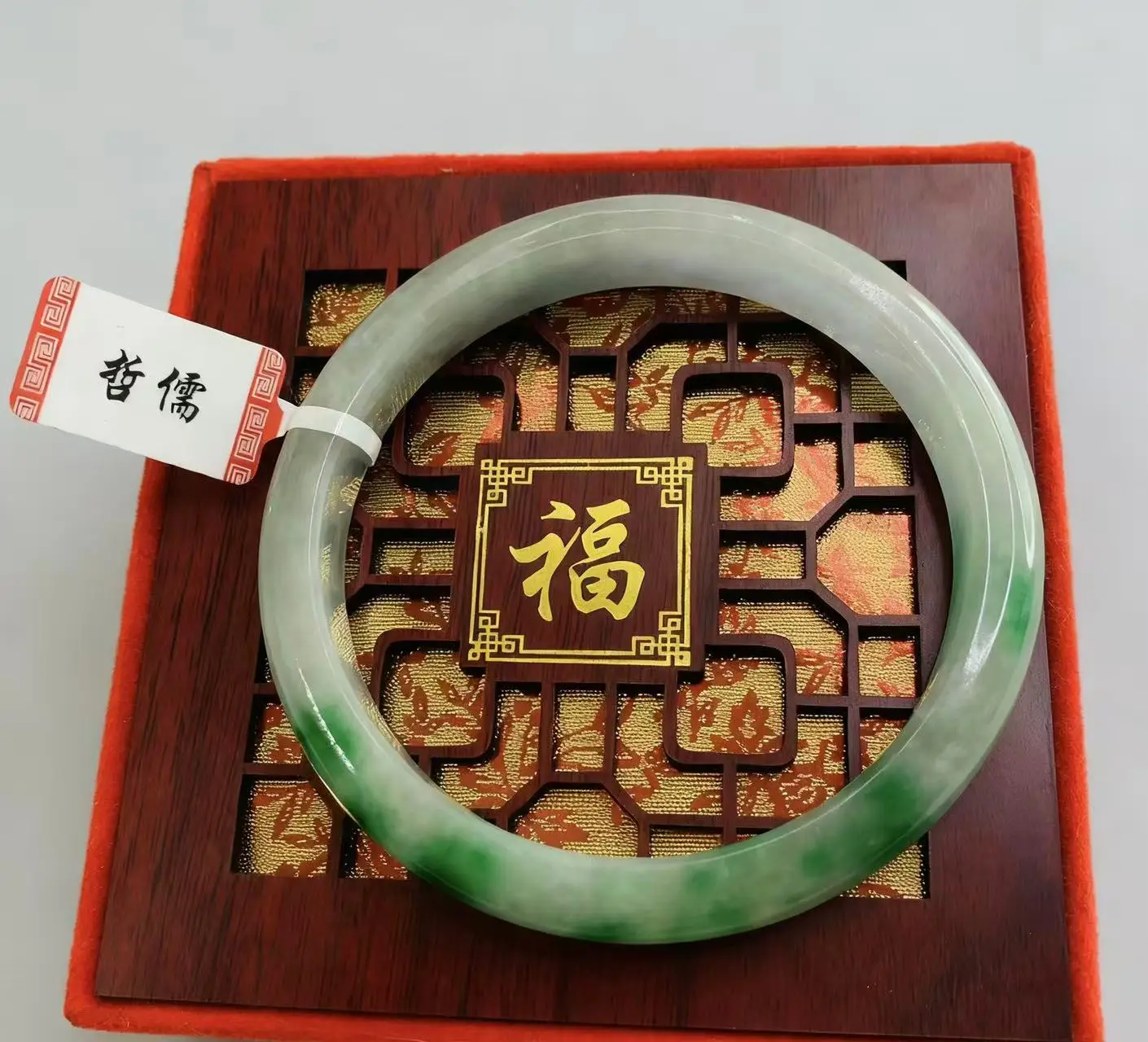 

One on one real shooting of a light green 61.7mm jade bracelet with good luck