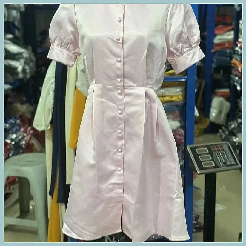 Abito Elegante da Donna in Raso a Linea A con Maniche a Sbuffo, Vita Plissettata e Bottoni con Perle