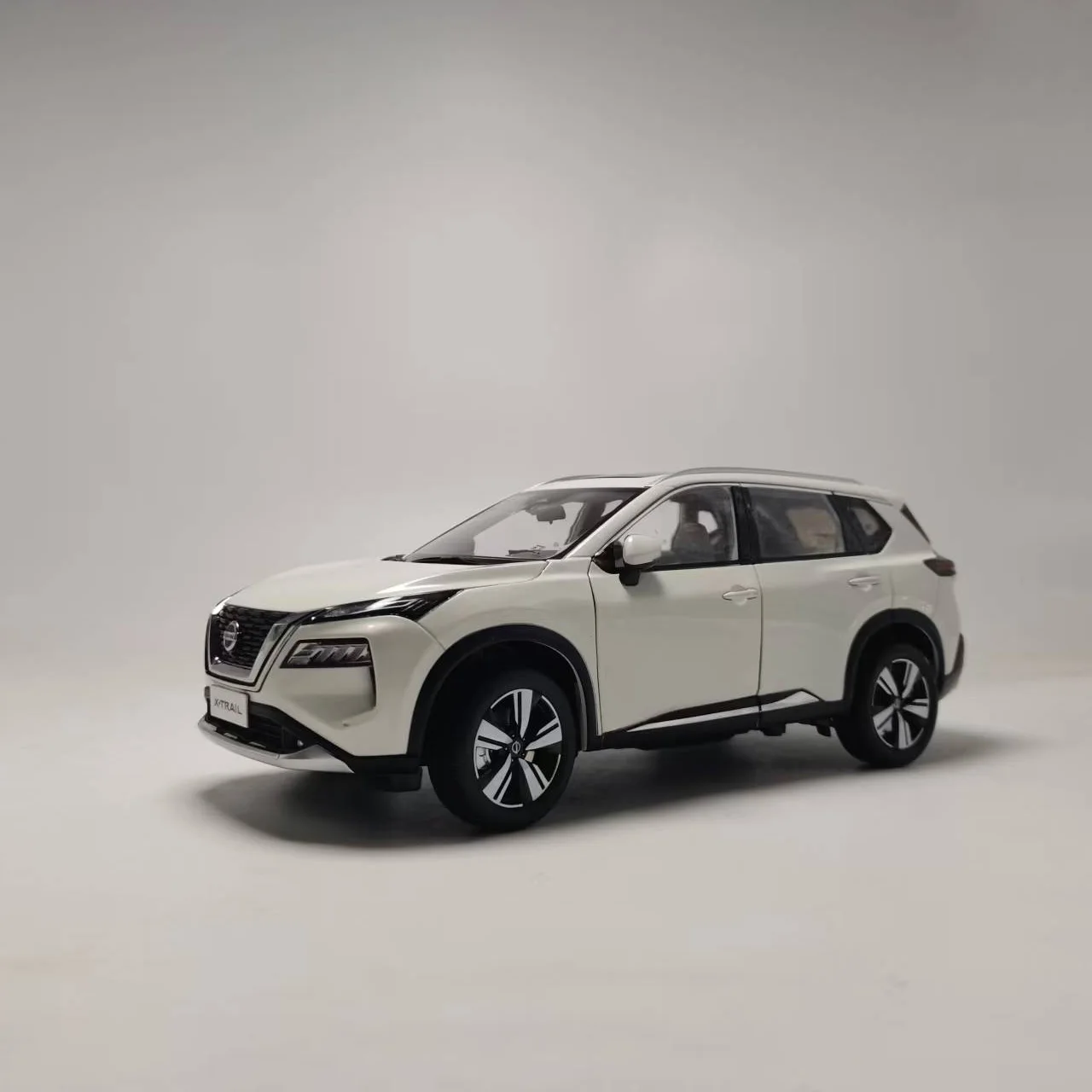 Die-casting 1:18 Scale Nissan New Generation X-trail SUV 2018-2022