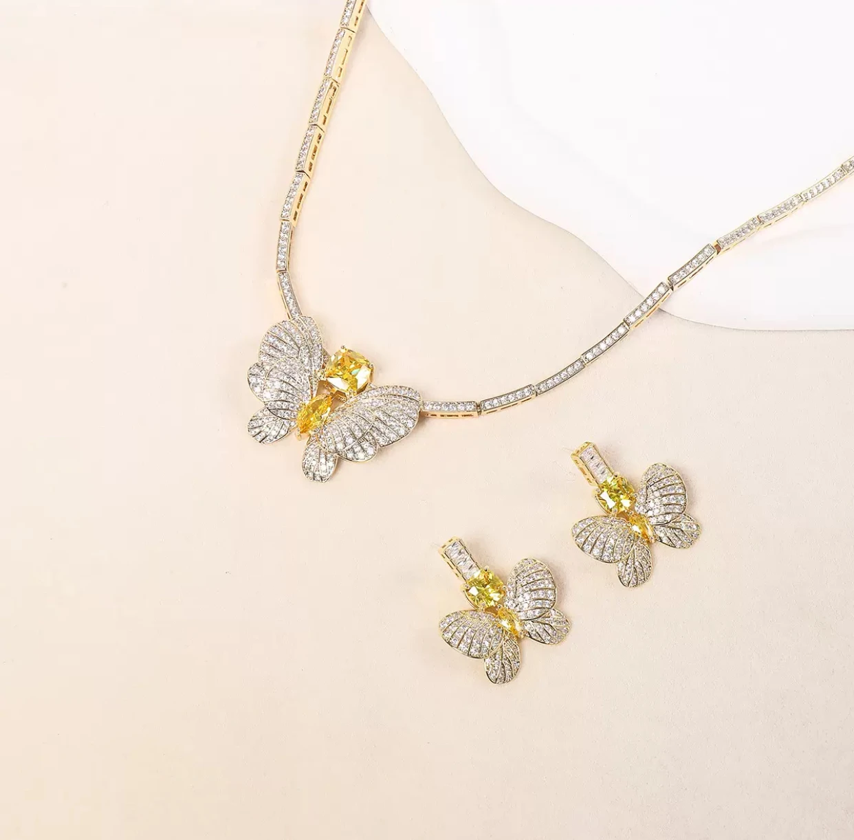 [حلو ورومانسي] قلادة وأقراط حلوة فاخرة وأنيقة مكونة من قطعتين بتصميم عالي الجودة وياقة أقراط