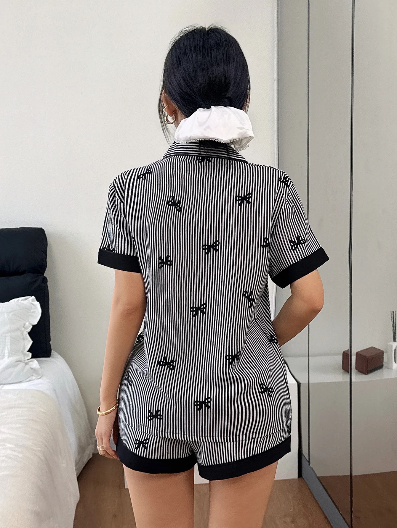 2-Piece Pajama Set with Black and White Striped Bow Print, Short-Sleeved Shorts, Women's Pajamas, Loungewear Set Suitable for Home Use