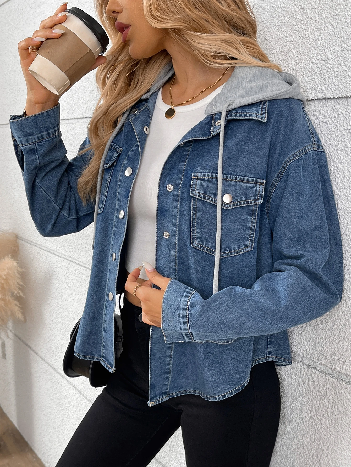 قميص بقلنسوة من قماش الدنيم للنساء بقلنسوة