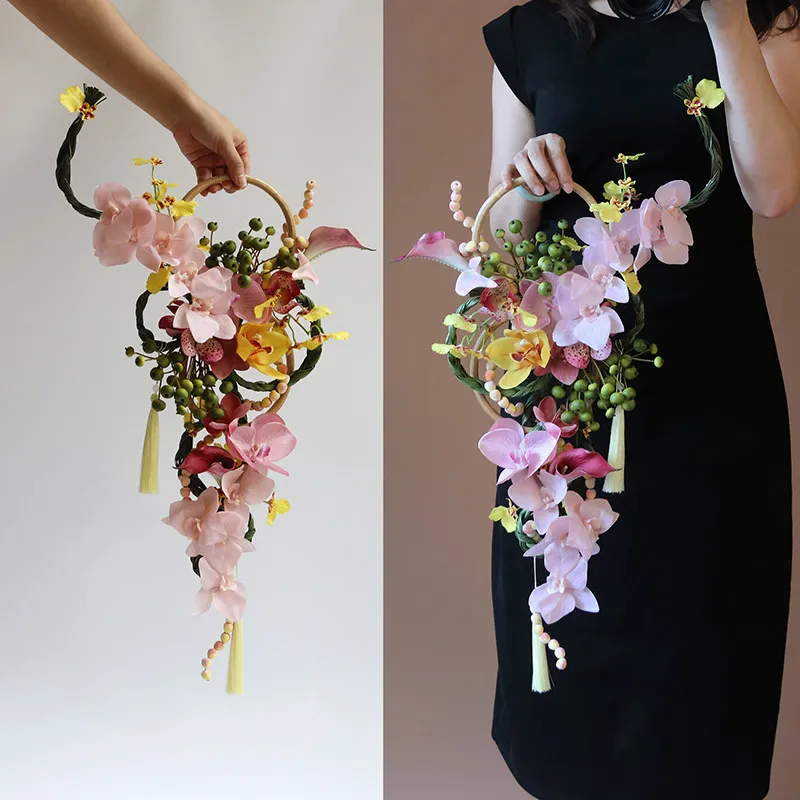 

National style atmosphere, hand holding flowers, Chinese bride simulation flower wedding gift certificate wreath wedding