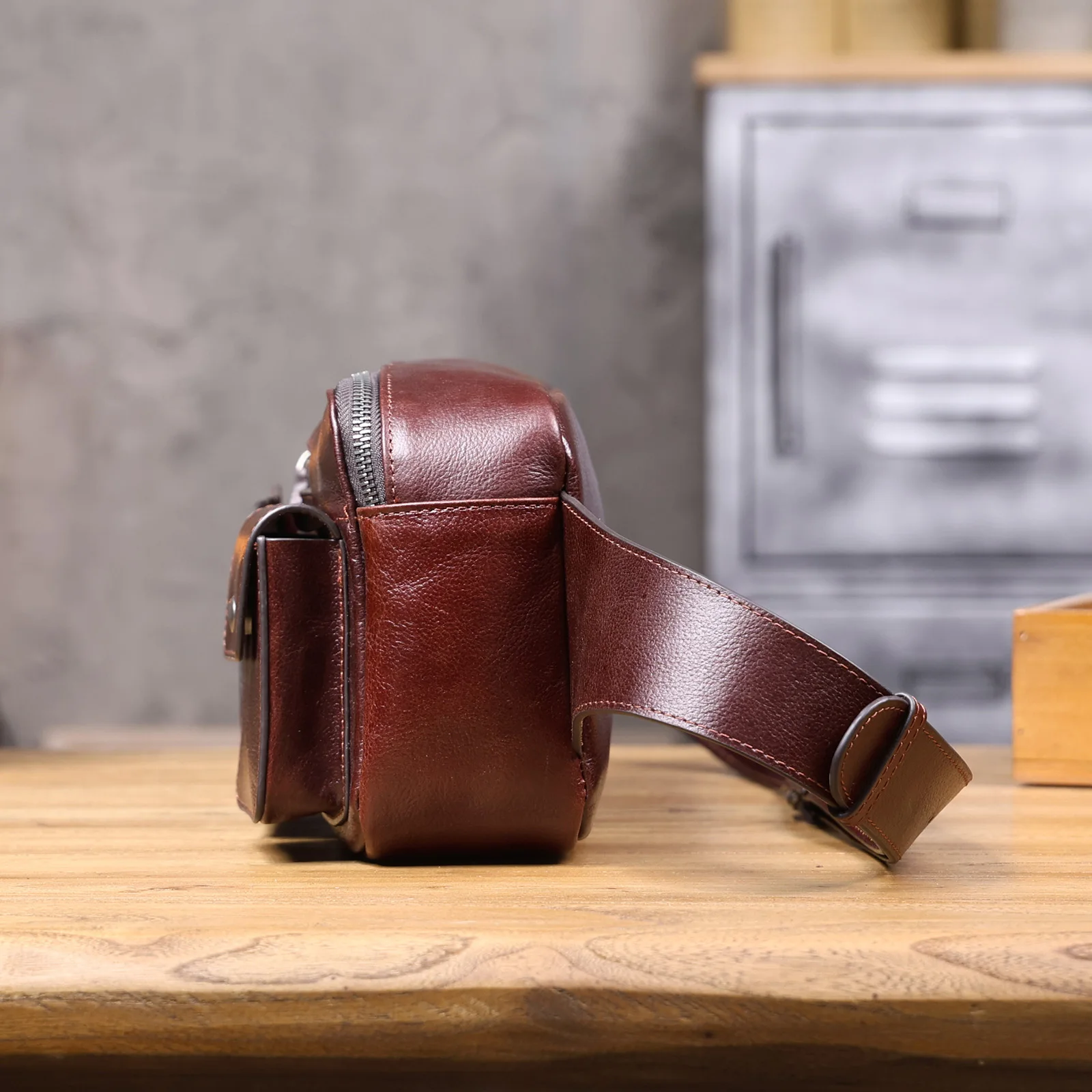 Vintage-Hüfttasche aus hochwertigem Rindsleder, lässige Schultertasche für Herren, multifunktionale Motorrad-Brusttasche aus echtem Leder – Detail 20