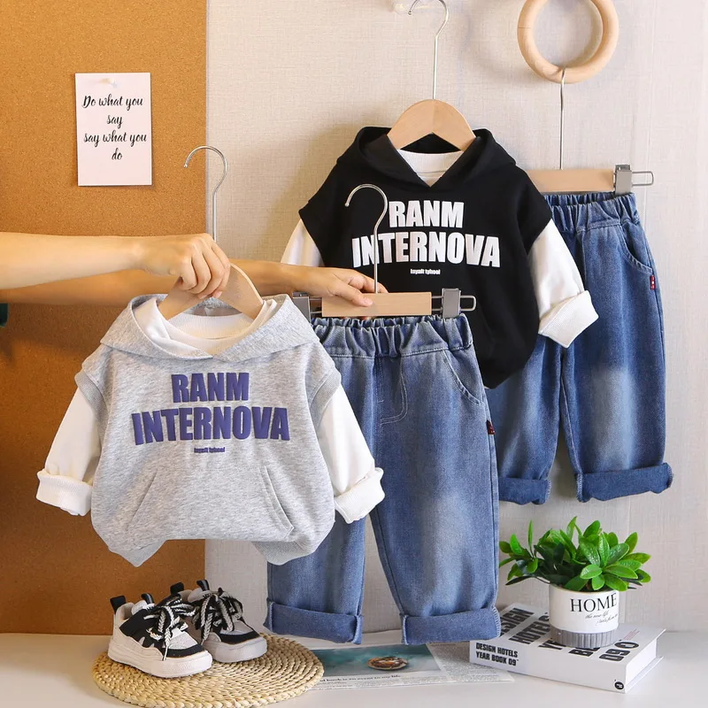 

Красивые наряды для маленьких мальчиков, детский жилет с капюшоном + футболка + джинсы, комплекты одежды из 3 шт./компл., детский костюм с буквенным принтом, От 1 до 5 лет