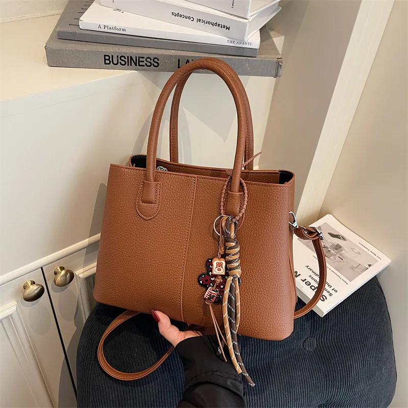 Nowa duża torba typu tote dla kobiet na jesień 2025, torba na ramię do pracy, pojemna torba crossbody, prosta, modna, uniwersalna torebka.