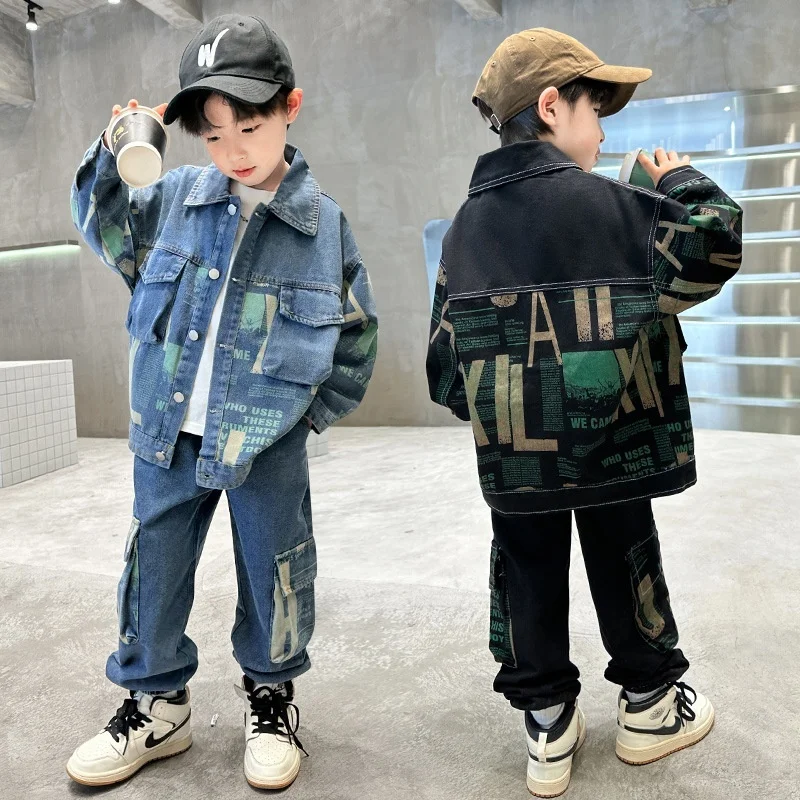 

Новый джинсовый костюм для мальчиков 2026: модная куртка с принтом и брюки карго, уличный стиль, повседневная свободная одежда из двух предметов для детей
