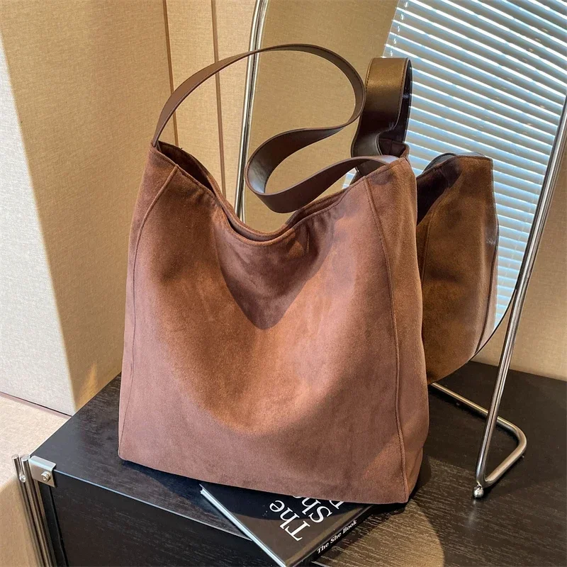 Solid Color High End Tote Women\'s Bag 2024 New Fashionable Versatile Velvet Shoulder Bag Large Capacity Commuting Bucket Handbag