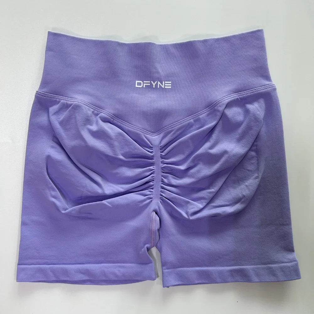 Pantaloncini dinamici Dfyne Pantaloncini da yoga scrunch da donna senza cuciture Pantaloncini da motociclista da allenamento corti ad alta elasticità con fascia a vita alta a costine