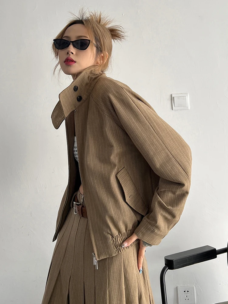 EAM Khaki Stripe Big Size Cool Jacket Loose Fit New Stand Collar Long Sleeve Women Coat Fashion Tide Spring Autumn 2024 30A1794