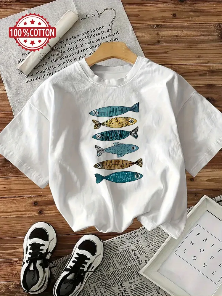 تي شيرت نسائي فضفاض باللون الأبيض مع نمط سمكة ذهبية زرقاء وأخضر ناعم وجيد التهوية يوميًا كاجوال على طراز الشارع قميص نسخة واسعة