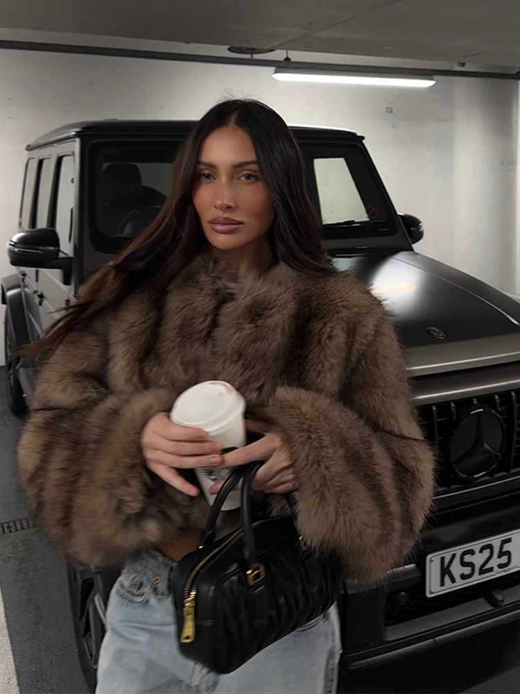 الفاخرة المرأة فو الفراء معطف قصير كم طويل فضفاض رقيق بني فاتح رشاقته سترة 2025 الشتاء موضة أفخم معطف دافئ