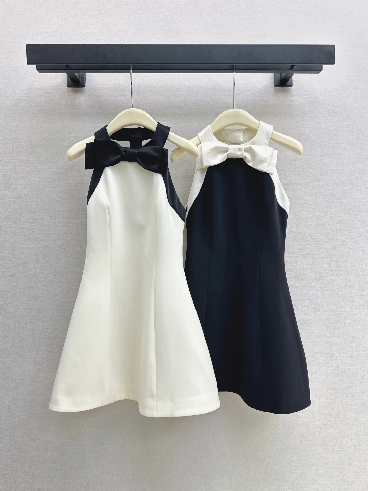 The latest classic black and white contrasting neck hanging short dress for early autumn 2026