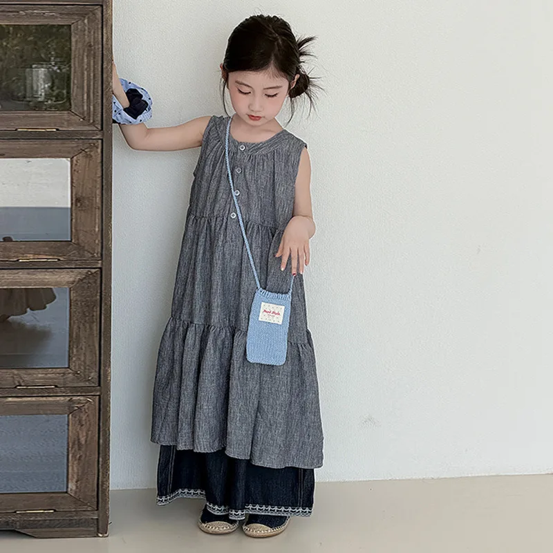 

Комплект из двух предметов для девочек в корейском стиле: платье без рукавов и джинсовые брюки с вышивкой по низу, лето 2026, простой и стройнящий крой