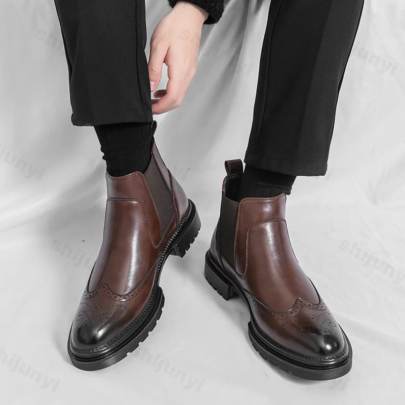 

Мужские ботинки, новые высокие однотонные ботинки с круглым носком и резной деловой повседневной мужской обувью, ботинки из искусственной кожи в британском стиле, большой размер 38-46