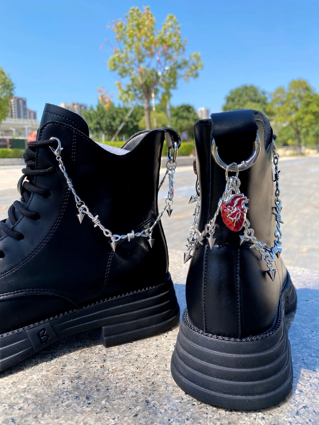 2 pieces of thorn rivet heart chain, DIY detachable shoe decoration. Shoe accessories are suitable for board shoes, casual shoes