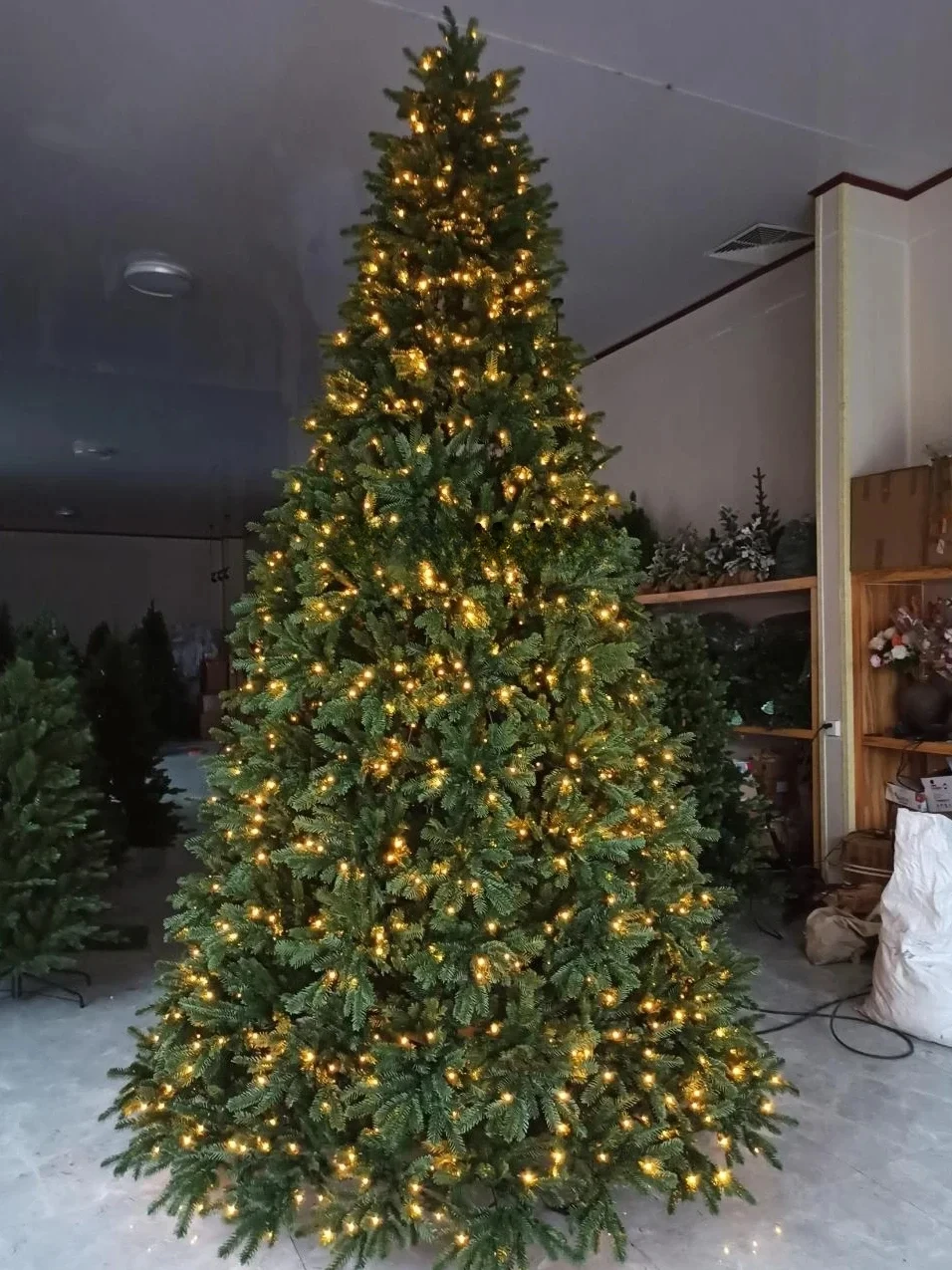 

Extra large Christmas tree encrypted frame outdoor Christmas tree, pine needles mixed with snow white frame Christmas tree
