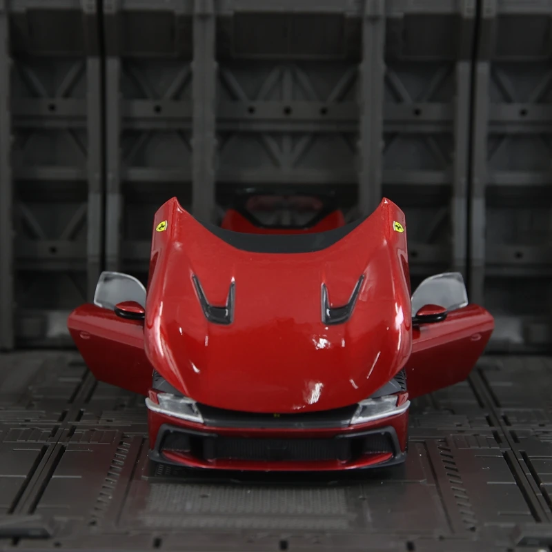 

Модель автомобиля Bburago 1:24, имитация Ferrari 12 Cilindri, из сплава, с открывающимися дверями с обеих сторон, богатая детализация, высокое качество изготовления.