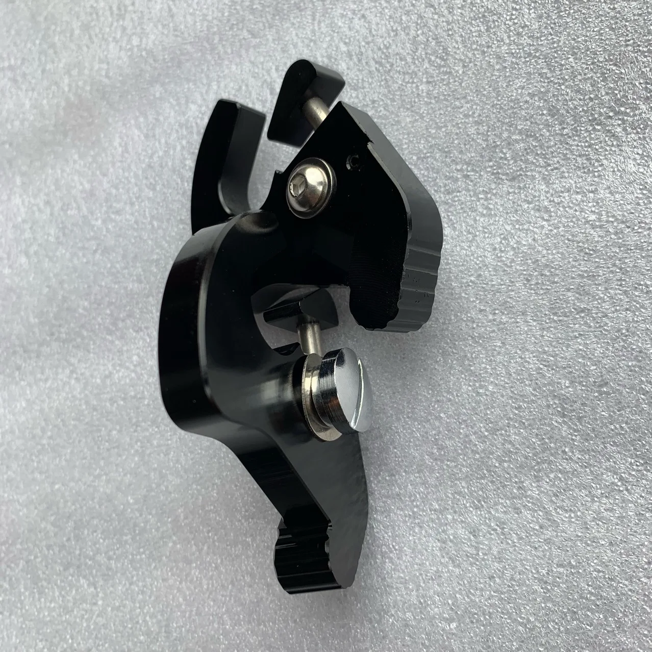 

Для Harley Road King Big Glide 883 Fat Boy Спинка Быстроразъемный кронштейн Хвостовая стойка Быстроразъемный замок Замок хвостовой стойки