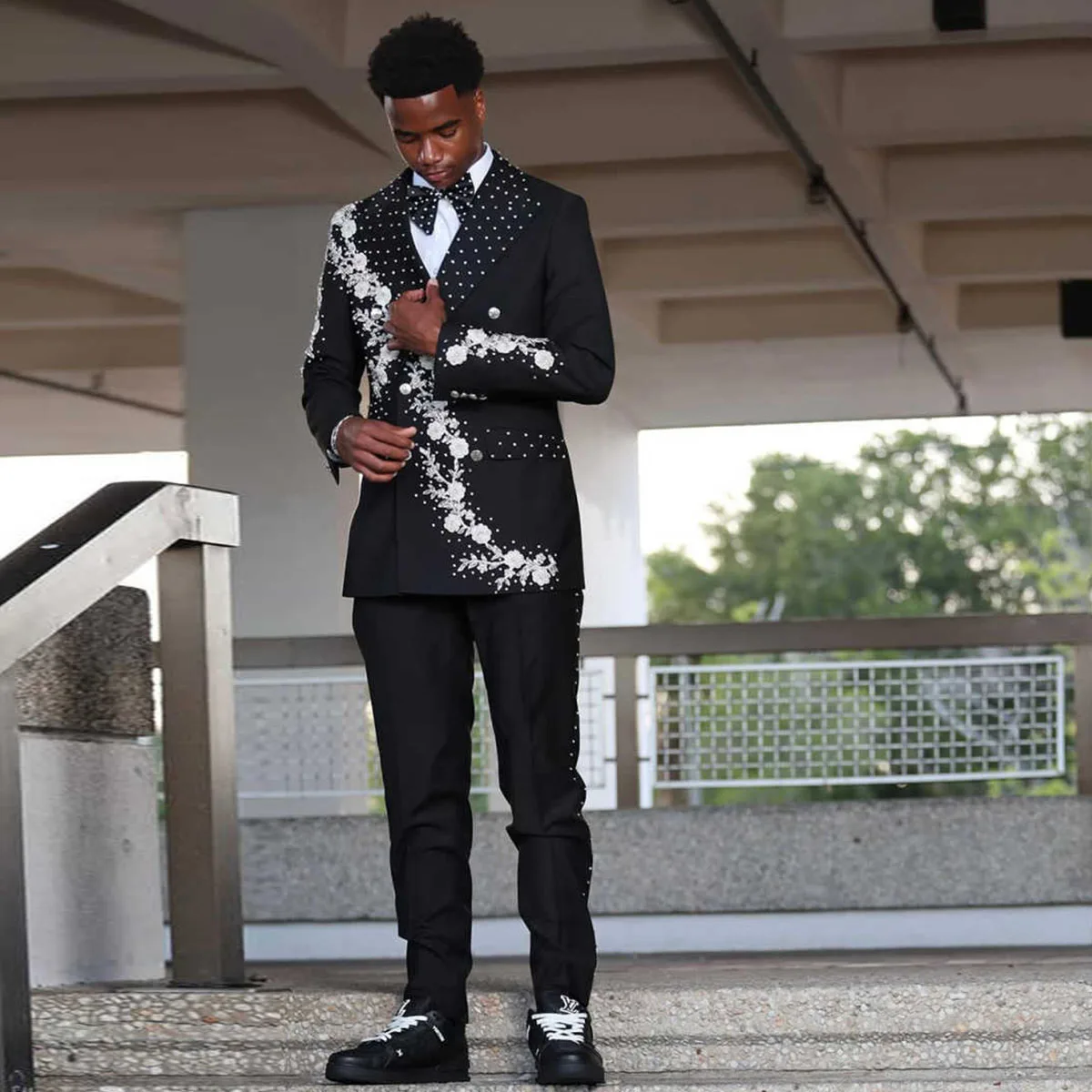 

Мужские костюмы на заказ с блестящими аппликациями, пиджаки с острыми лацканами, смокинги для жениха, комплекты из 2 предметов с бриллиантами, мужские пиджаки для вечеринок и выпускных вечеров