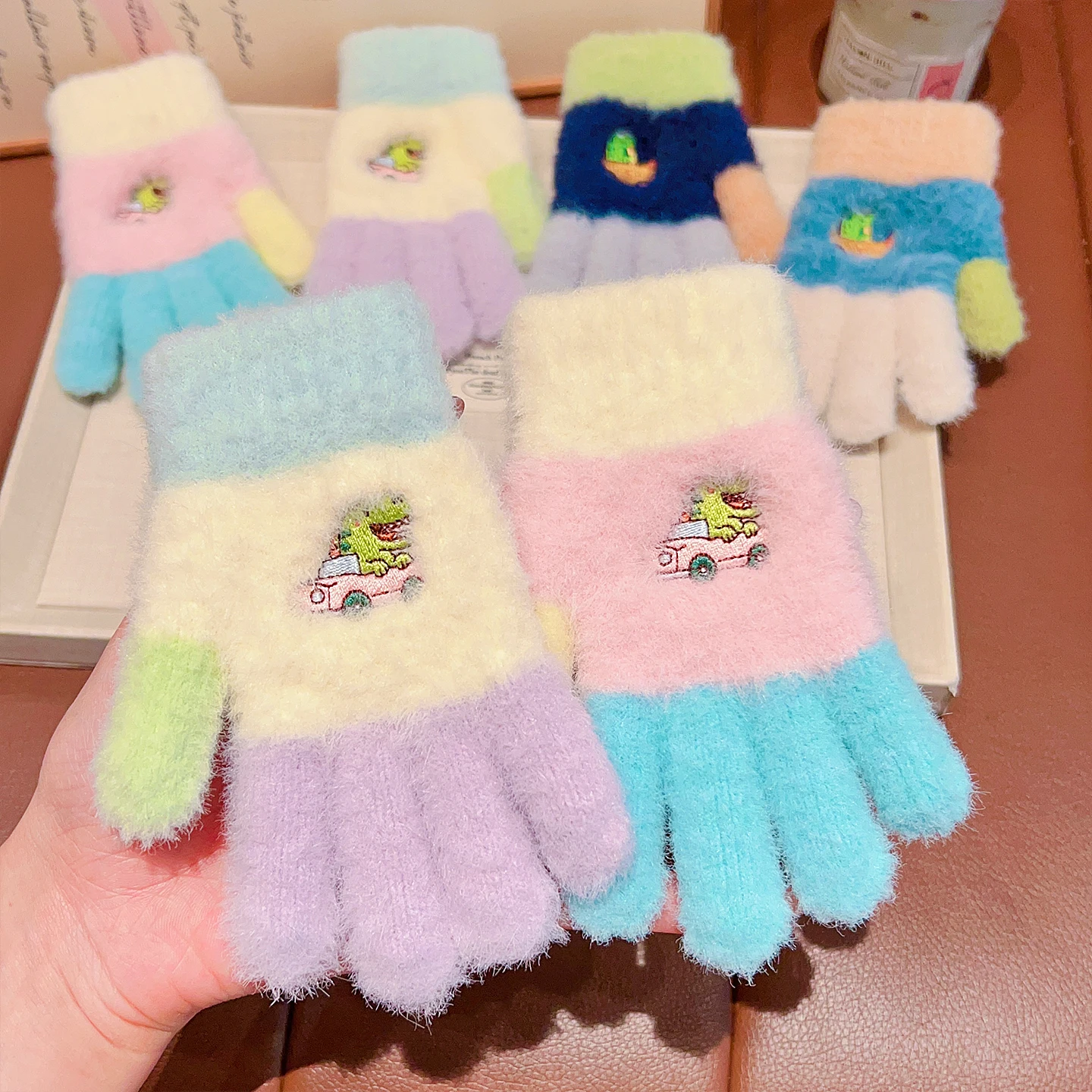 Kinder-Winterhandschuhe mit vollen Fingern, 6-10 Jahre, niedliche Cartoon-Dino-Stickerei, flauschige Plüsch-Wärmehandschuhe, Kinder-Outdoor-Kälteschutzhandschuhe – Detail 6