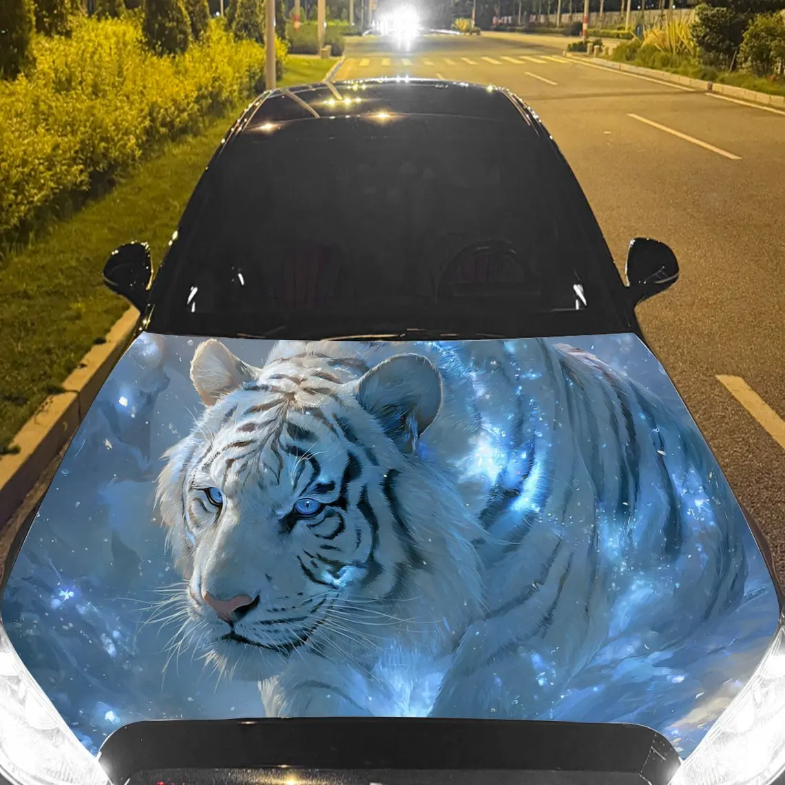 Autocollants de voiture un tigre blanc transportant une lueur éthérée et un détail fascinant dans un autocollant de capot de voiture de Composition fraîche et éclairée, Wat
