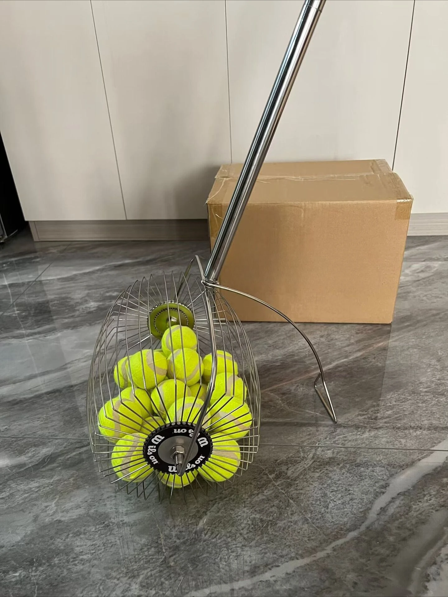 جهاز التقاط عربة الالتقاط الأوتوماتيكي على الكرة مع إطار عجلات وعربة سلة وبرميل سيارة للمدرب