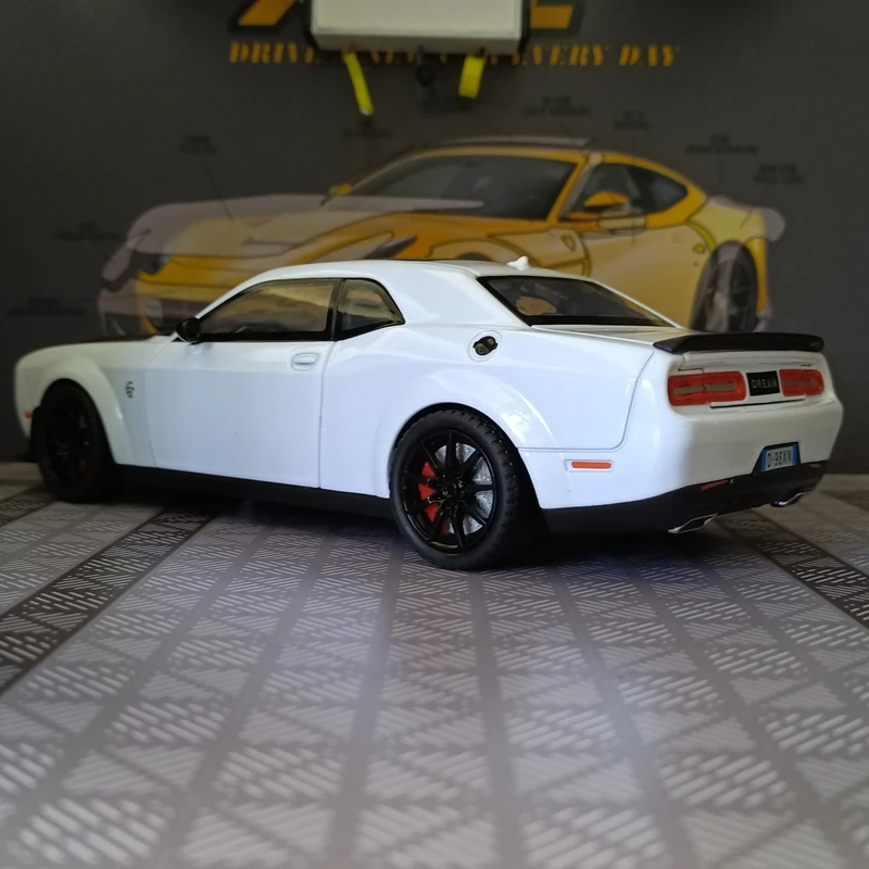 1:24 simulação Dodge Hellcat liga modelo de carro ornamento, portas e capô do motor, porta-malas pode ser aberto com presentes de som e luz
