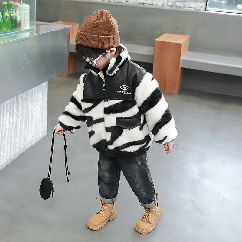 

Модная утепленная осенне-зимняя куртка для мальчиков 2025 года, новая модная корейская модель, пальто из норкового бархата, молодежное хлопковое пальто для малышей