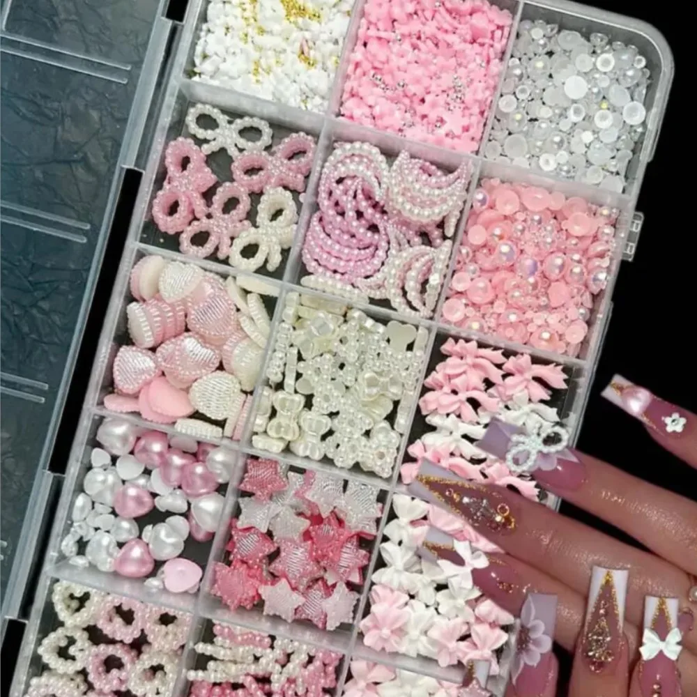 ชาร์มตกแต่งเล็บเรซิ่น 3 มิติ 12 ช่อง รูปโบว์ ไข่มุกแบนสีขาวและชมพูผสม รูปหัวใจ ดาว โบว์ ประดับเล็บ งานฝีมือตกแต่งเล็บ