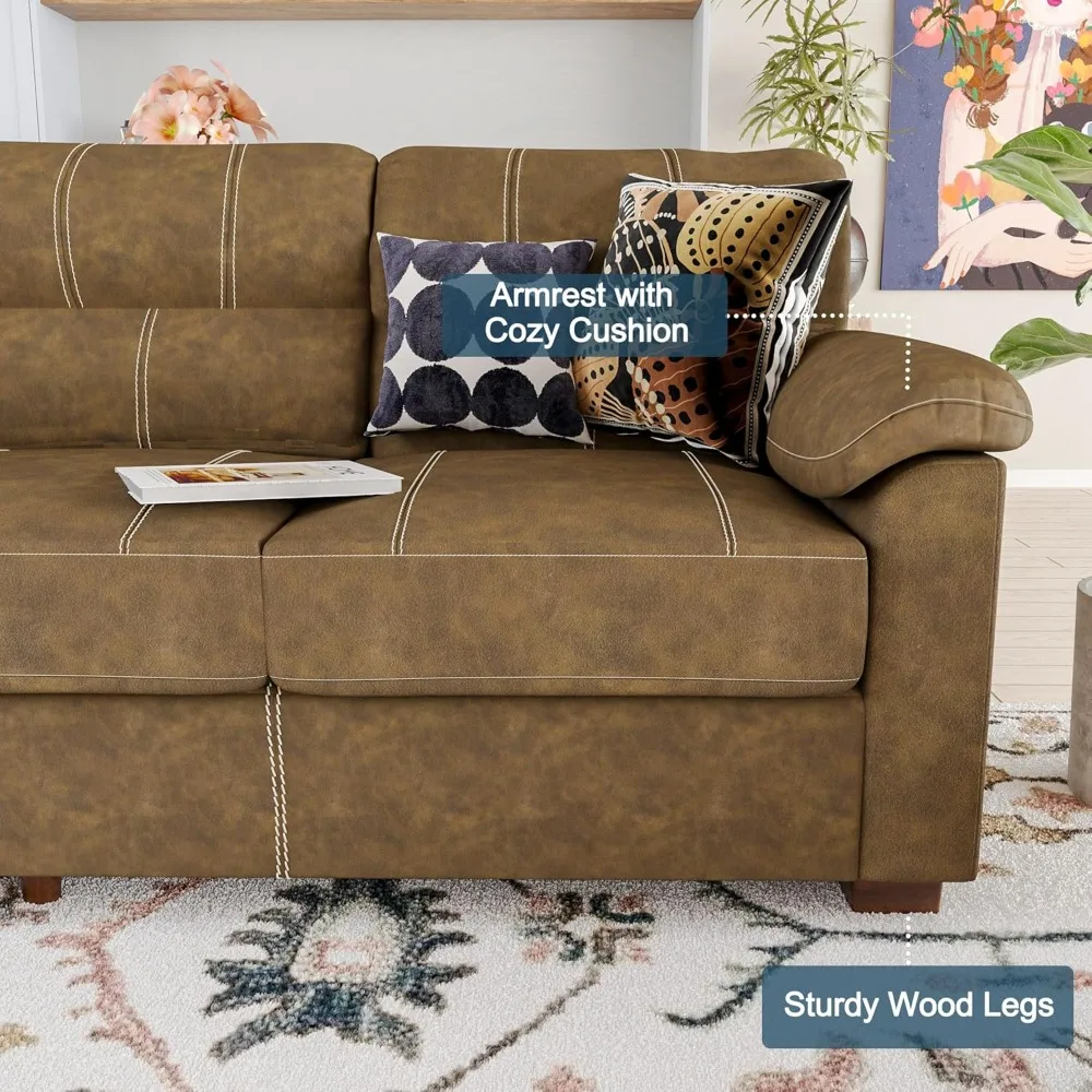 أريكة من الجلد الصناعي البني بثلاثة مقاعد مع مساند للذراعين واسعة ووسائد ومقعد عميق وخياطة متباينة