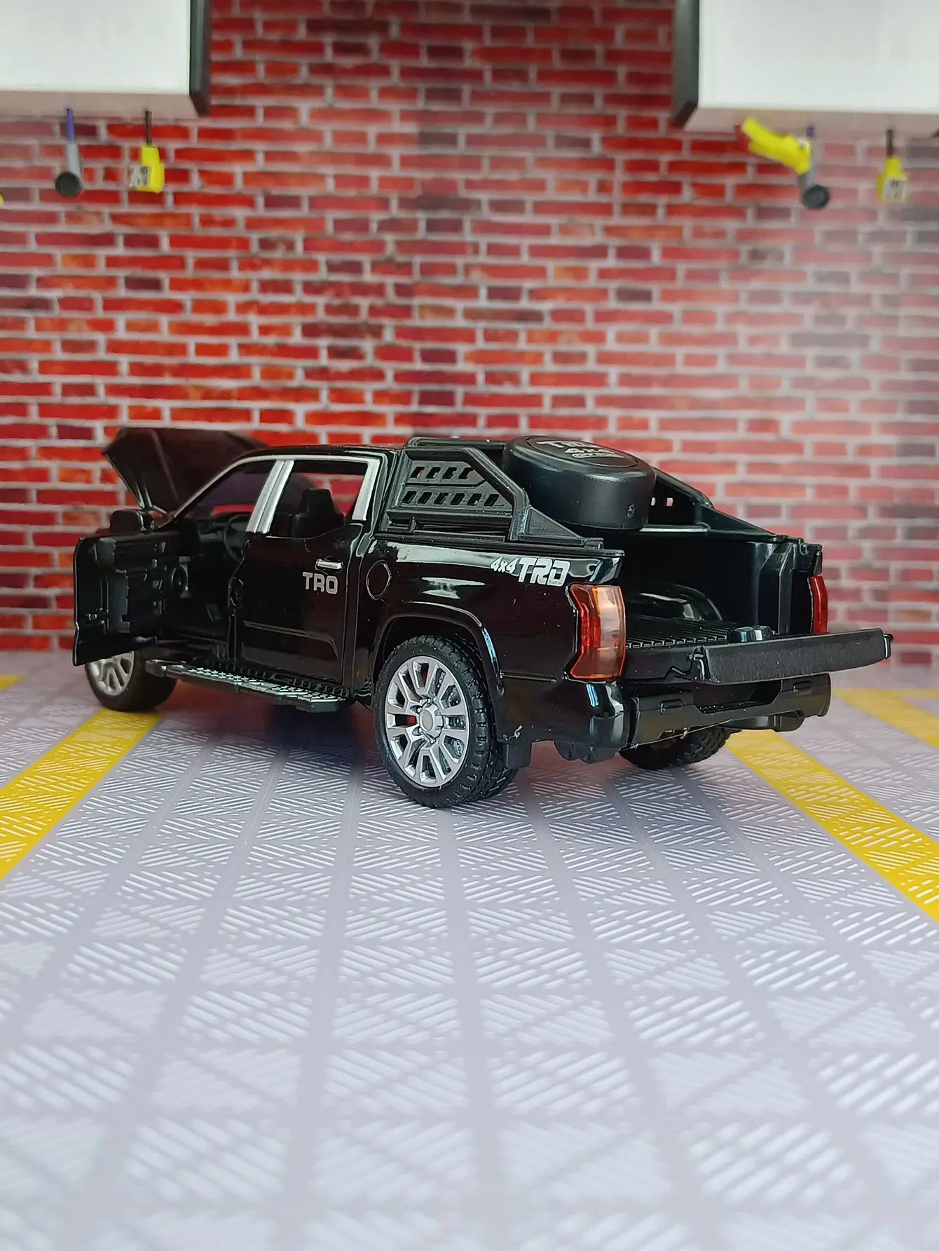 1:32 시뮬레이션 토요타 툰드라 합금 자동차 모델은 시뮬레이션된 사운드 및 조명 기능을 갖추고 있으며 양쪽 문이 열 수 있습니다.