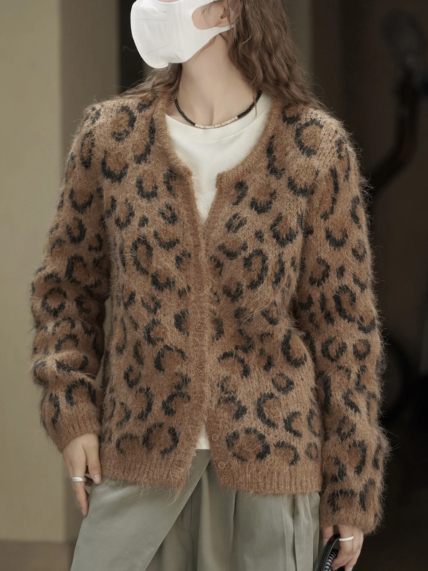 

Winter new Korean retro fashionable V-neck leopard print wool knitted cardigan silhouette loose top for women
