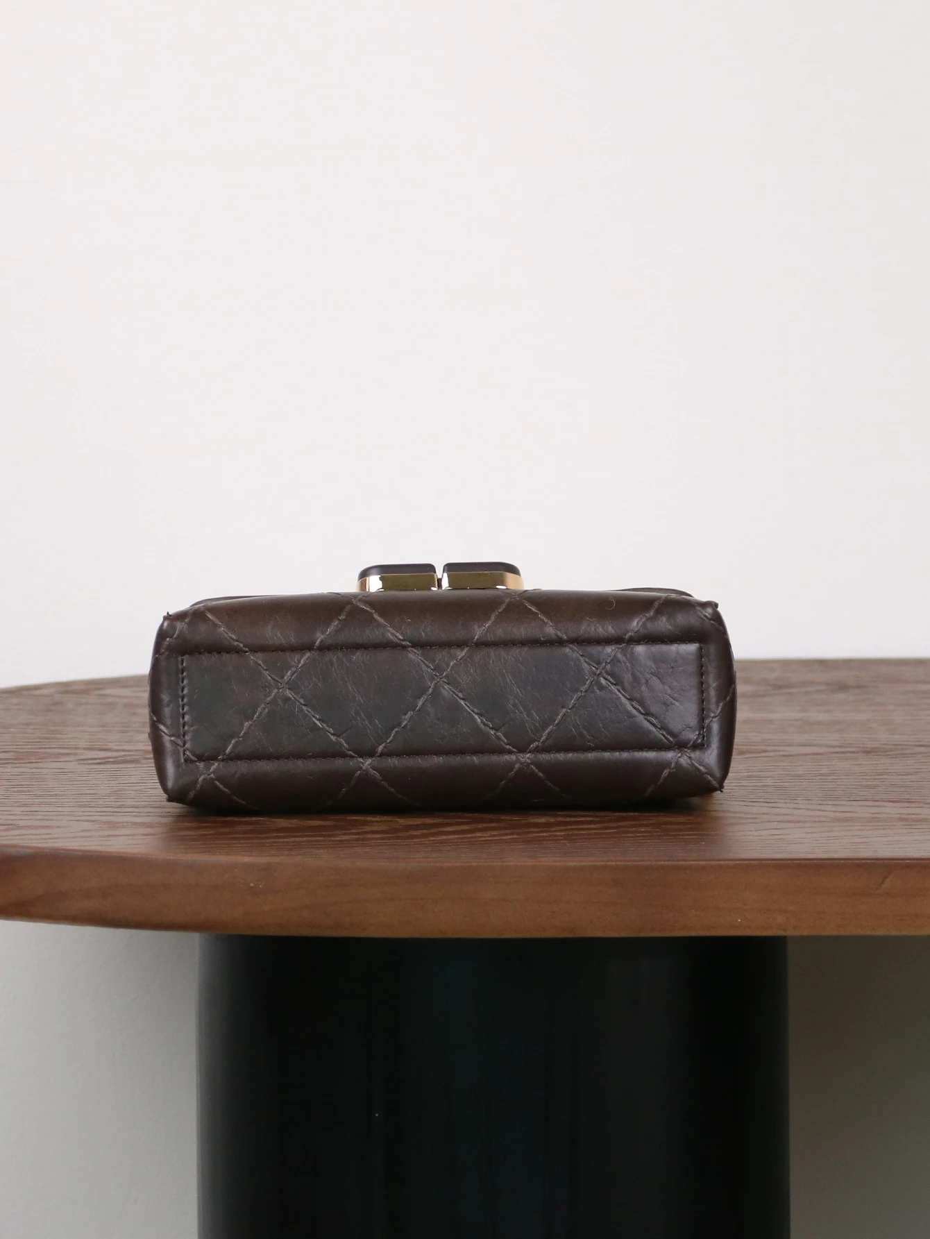 خريف/شتاء 2025 جديد خط التطريز الرجعية حقيبة يد صغيرة فاخرة موضة سلسلة حقيبة مزاجه الغريبة بوسطن وسادة صغيرة كوم