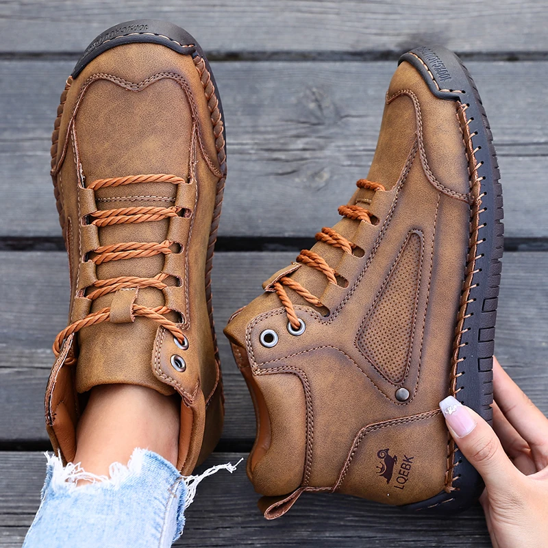 موضة المرأة عالية أعلى حذاء من الجلد 2025 جديد اليدوية أحذية رياضية من الجلد مريحة للتنفس عادية المشي حذاء مسطح رائجة البيع