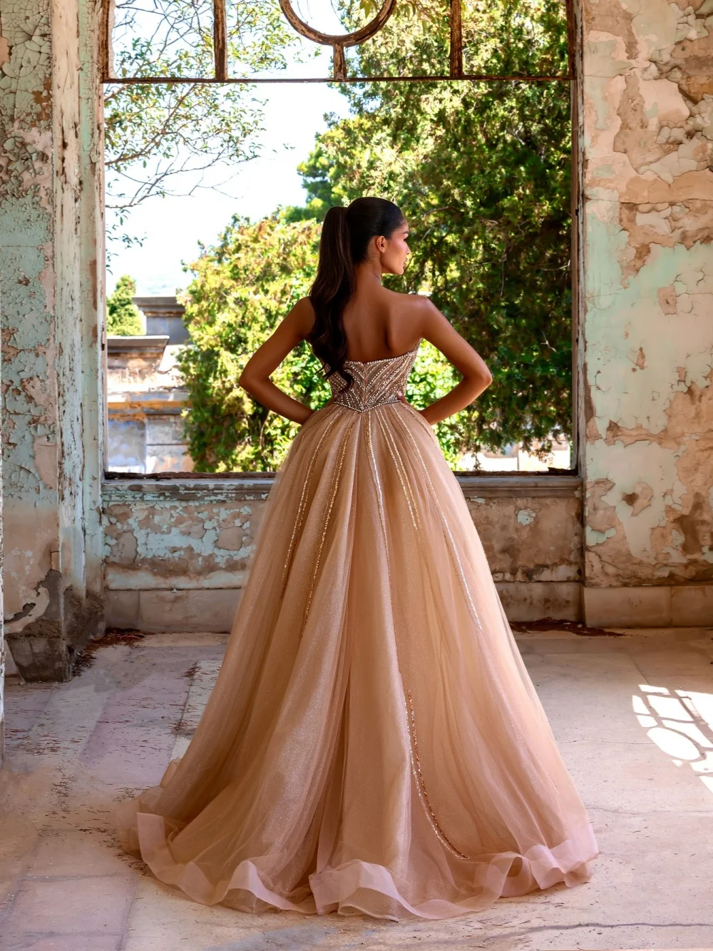 Abnehmbarer Zug, schillerndes Kristall-Abendkleid, sexy, tiefer V-Ausschnitt, ärmelloses Hochzeitskleid, maßgeschneiderte, anmutige Bankettkleider