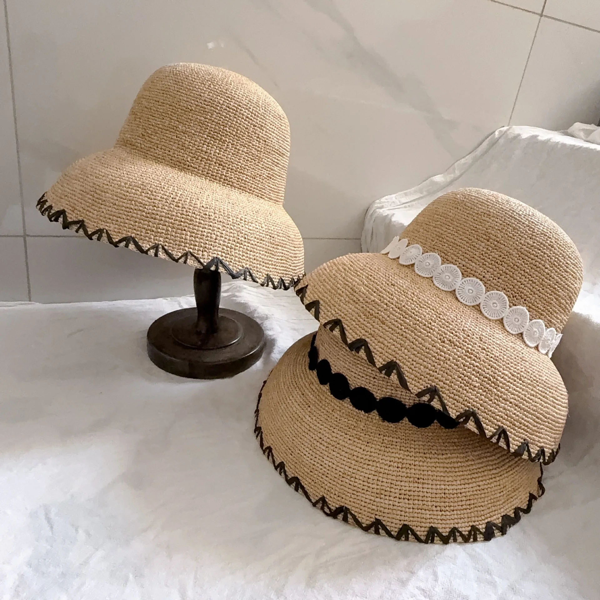 New Fashion Handmade High Quality Designer Hat Women Wide Brim Black Beige Ribbon Vintage Straw Cap Sun Hat Beach Designer Hats