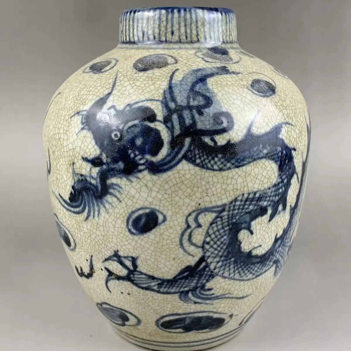 Exquisite Chinese porcelain blue and white porcelain dragon patterned jar Pot