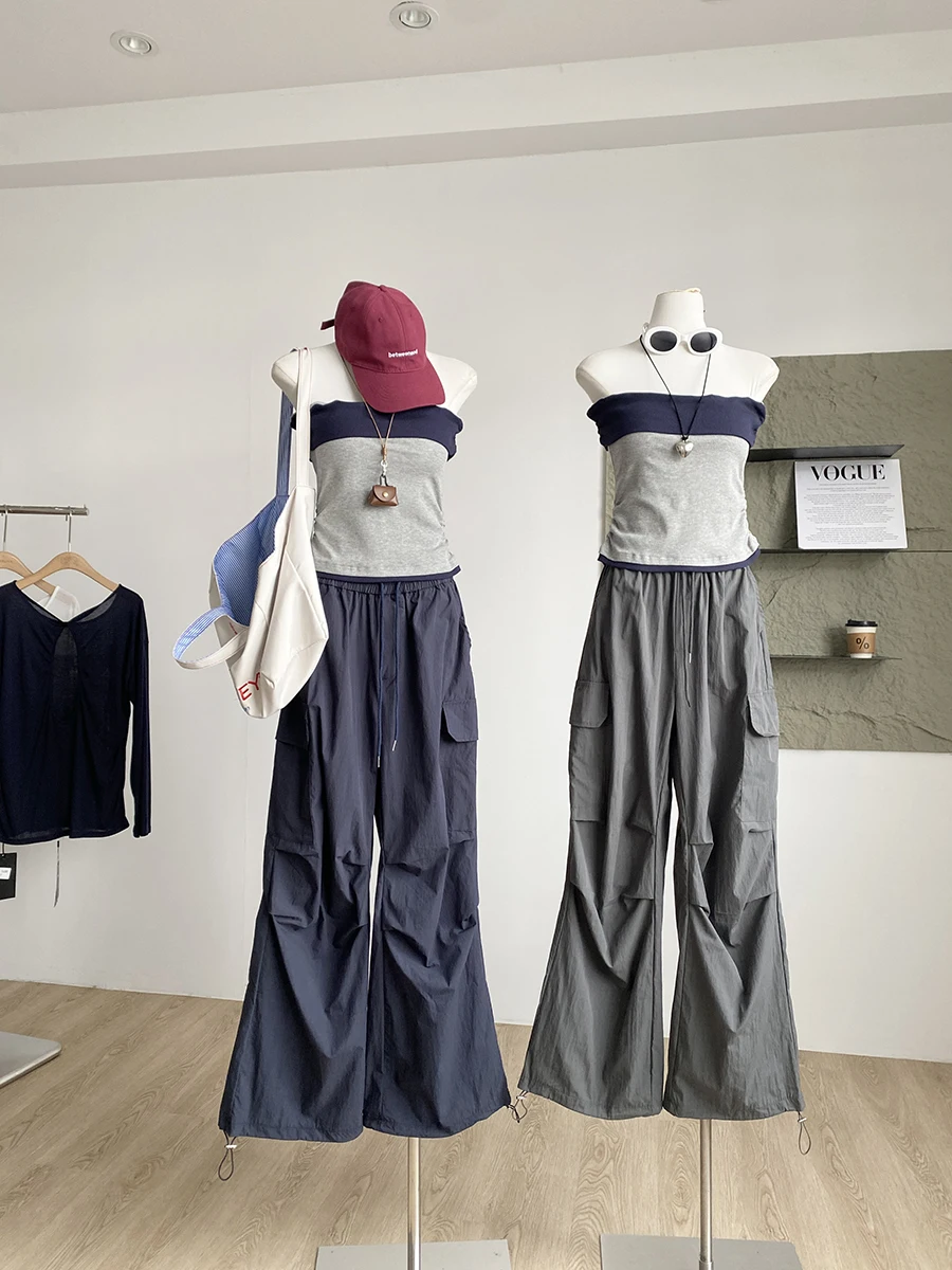 

Летний комплект 2025: Американский уличный стиль, модный женский комплект из двух предметов – укороченный топ без спинки и свободные брюки карго с завышенной талией