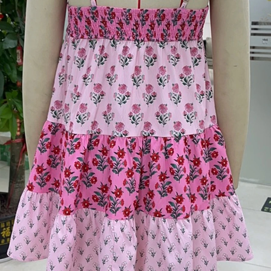 2025 ผู้หญิงหวาน Patchwork ฤดูร้อนมินิ Cami ชุดแขนกุดเปิดกลับ V คอดอกไม้พิมพ์ชุดสายสปาเก็ตตี้