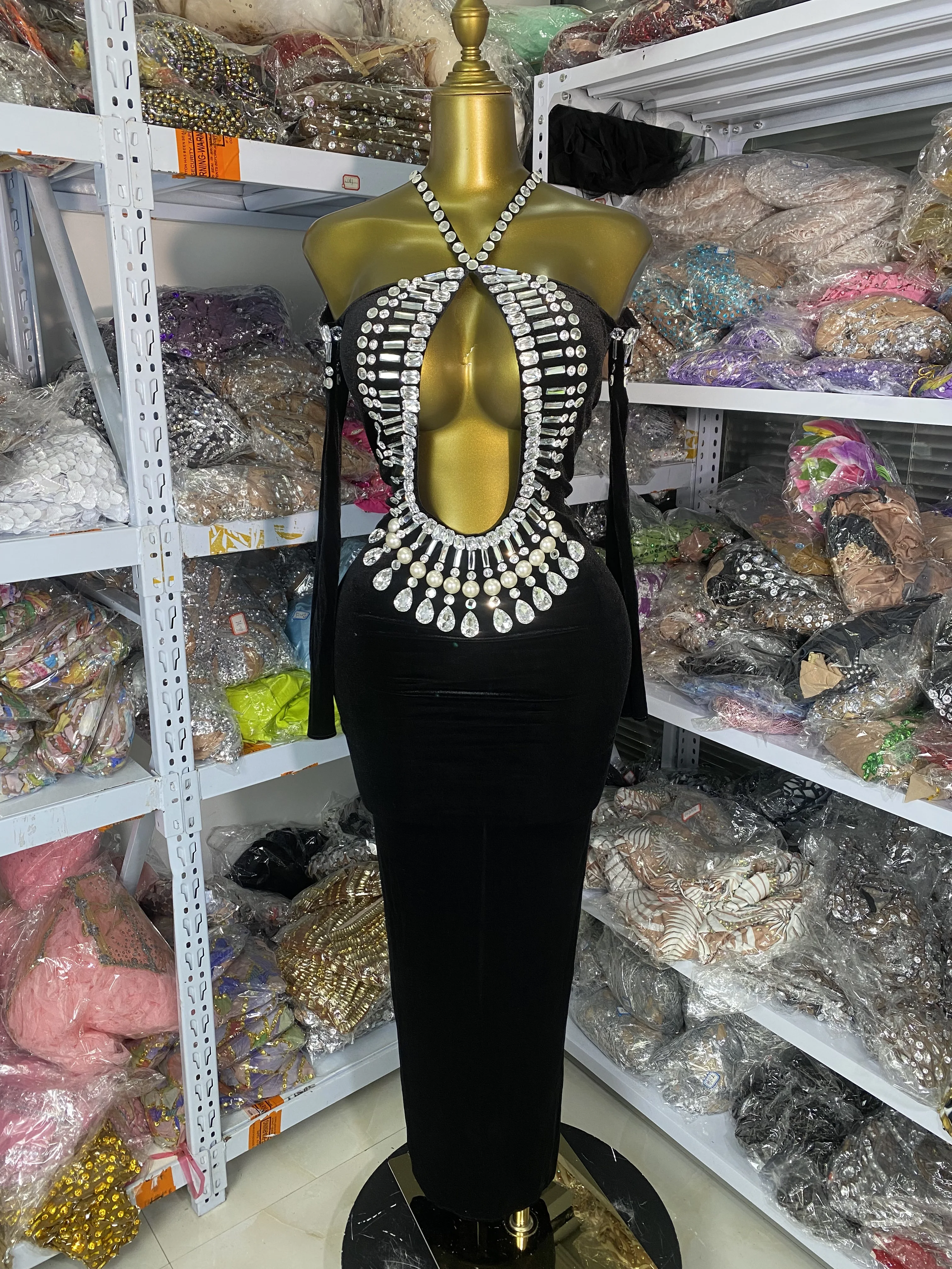 ผู้หญิงหรูหราพรหม Gowns สีดําเซ็กซี่ Halter Key Hole กํามะหยี่คริสตัลยาวชุดถุงมือ Celebrity Evening Club Party Dresses